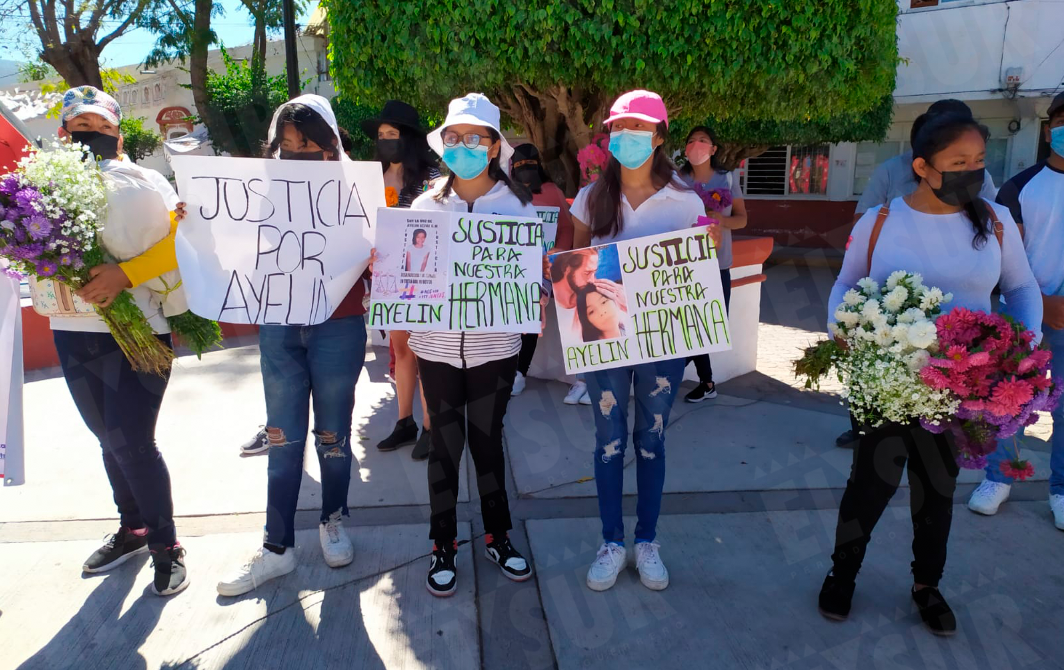 Colectivos de familiares de desaparecidos y feministas colocan un antimonumento en el centro de Tixtla en memoria de la niña de 13 años Ayelín, quien fue hallada asesinada el 19 de octubre de 2020. Foto: Jesús Guerrero / Archivo