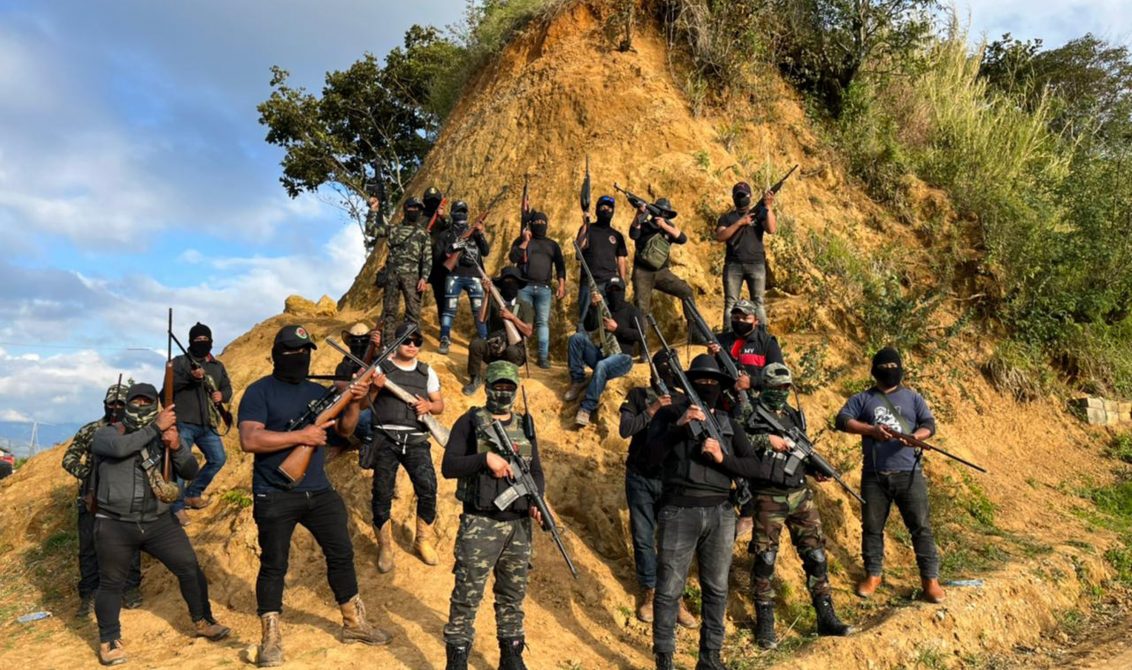 PANTELHÓ, CHIAPAS, 10FEBRERO2022.- Integrantes de la Comisión Nacional de Búsqueda de Personas Desaparecidas, apoyados por agentes de la Guardia Nacional y soldados del Ejército Mexicano, ingresaron a Pantelhó para buscar a 21 pobladores retenidos el 26 de julio del año pasado en la cabecera de ese municipio de la región altos de Chiapas. La ruta de la búsqueda incluyó el rancho El Progreso, el poblado Guadalupe Victoria y el cerro La Pelona, así como la cabecera municipal. Integrantes de las autodefensas del pueblo "El Machete" acompañaron a la comitiva en la búsqueda. Familiares de los 21 lugareños que están en calidad de los desaparecidos señalaron que fueron retenidos y exhibidos por este grupo en el parque central de la cabecera municipal de Pantelhó. FOTO: VICTORIA CORTÉS/CUARTOSCURO.COM