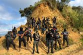 PANTELHÓ, CHIAPAS, 10FEBRERO2022.- Integrantes de la Comisión Nacional de Búsqueda de Personas Desaparecidas, apoyados por agentes de la Guardia Nacional y soldados del Ejército Mexicano, ingresaron a Pantelhó para buscar a 21 pobladores retenidos el 26 de julio del año pasado en la cabecera de ese municipio de la región altos de Chiapas. La ruta de la búsqueda incluyó el rancho El Progreso, el poblado Guadalupe Victoria y el cerro La Pelona, así como la cabecera municipal. Integrantes de las autodefensas del pueblo "El Machete" acompañaron a la comitiva en la búsqueda. Familiares de los 21 lugareños que están en calidad de los desaparecidos señalaron que fueron retenidos y exhibidos por este grupo en el parque central de la cabecera municipal de Pantelhó. FOTO: VICTORIA CORTÉS/CUARTOSCURO.COM