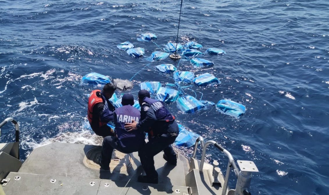 PUERTO CHIAPAS, CHIAPAS, 01MARZO2022.- La Secretaría de Marina en el ejercicio de la Autoridad Marítima Nacional, a través de la Armada de México en funciones de Guardia Costera informa que el pasado 19 de febrero, personal adscrito a los Mandos Navales pertenecientes a la Octava Región Naval, con sede en Acapulco, Guerrero, aseguró presunta droga, un buque, una embarcación menor, así como efectos diversos, resultando la detención de siete presuntos transgresores de la Ley, al Suroeste de Puerto Chiapas, Chiapas, en coordinación con la Fiscalía General de la República (FGR). Esta acción se efectuó tras una operación de vigilancia marítima y aérea que permitió, en primera instancia, la localización de una embarcación menor con dos personas a bordo, así como diversos bultos y paquetes, y posteriormente, la localización de un barco pesquero, todo ello a aproximadamente 341 millas náuticas (631.5 kilómetros) al Suroeste de Puerto Chiapas. Es importante mencionar que cuando el personal naval arribó al lugar, los tripulantes ya no se encontraban a bordo de la embarcación menor y los paquetes se encontraban flotando en el mar. Sin embargo, al continuar con la operación y efectuar una inspección en el ejercicio del Derecho de Visita de conformidad con la Convención de las Naciones Unidas sobre el Derecho del Mar (CONVEMAR), se encontró a bordo del barco pesquero a las dos personas que antes habían sido vistas a bordo de la embarcación menor, así como diverso equipo electrónico de seguimiento. FOTO: SEMAR/CUARTOSCURO.COM