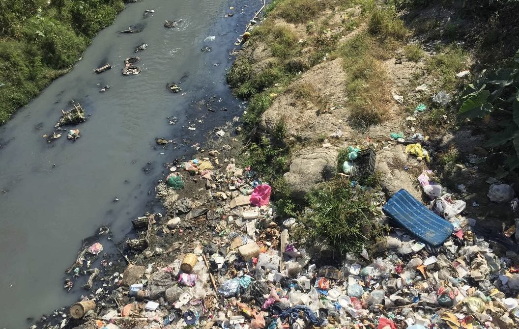 Desechos sólidos y aguas residuales, lo que fluye en río de La Sabana - El Sur Acapulco suracapulco I Noticias Acapulco Guerrero