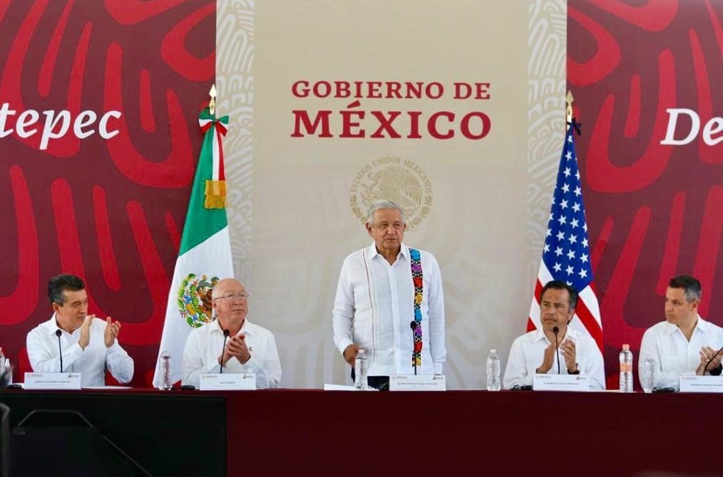 VERACRUZ, VERACRUZ, 22ABRIL2022.- Andrés Manuel López Obrador, presidente de México, encabezó el acto protocolario del evento "Desarrollo del Istmo de Tehuantepec" . Lo acompañaron: Ken Salazar, embajador de Estados Unidos en México; Cuitláhuac García Jiménez, gobernador Constitucional del Estado de Veracruz; Adán Augusto López, secretario de Gobernación; Rosa Icela Rodríguez, secretaria de Seguridad y Protección Ciudadana; Rafael Ojeda Durán, secretario de Marina; Luis Cresencio Sandoval Gónzalez, secretario de la Defensa Nacional. FOTO: PRESIDENCIA/CUARTOSCURO.COM