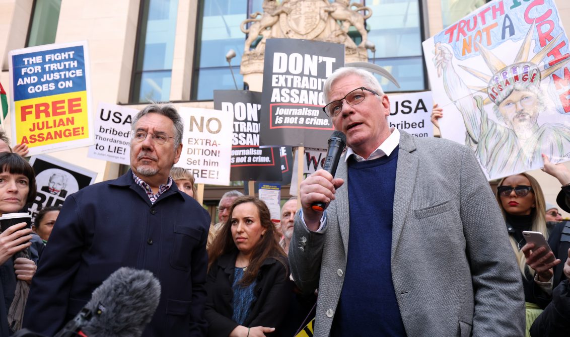 20 April 2022, United Kingdom, London: Kristinn Hrafnsson (R), Wikileaks editor in chief, talks to the media outside Westminster Magistrates' Court in London, after Wikileaks founder Julian Assange was formally issued with an order for extradition to the US to face espionage charges. Photo: James Manning/PA Wire/dpa