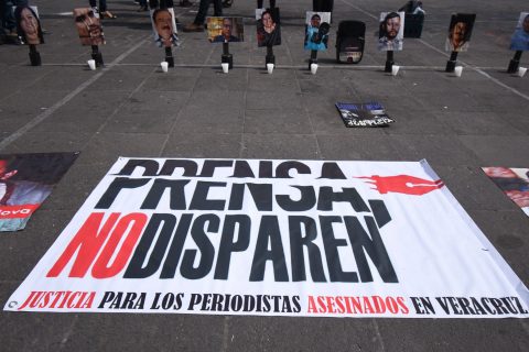 XALAPA, VERACRUZ, 03MAYO2022.- Familiares y amigos de periodistas asesinados en Veracruz colocaron fotografías y veladoras en plaza Lerdo como manifestación pues han pasado 10 años sin justicia. FOTO: YERANIA ROLÓN/CUARTOSCURO.COM