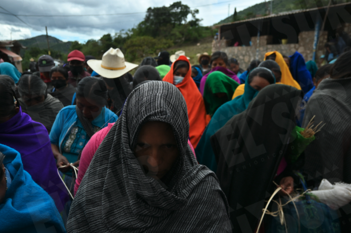 Pobladores de Tula municipio de Chilapa e integrantes de la CRAC-PF llevan desde el viernes en enfrentamiento con presuntos integrantes de Los Ardillos, piden que intervengan las autoridades. Foto: Lenin Ocampo Torres