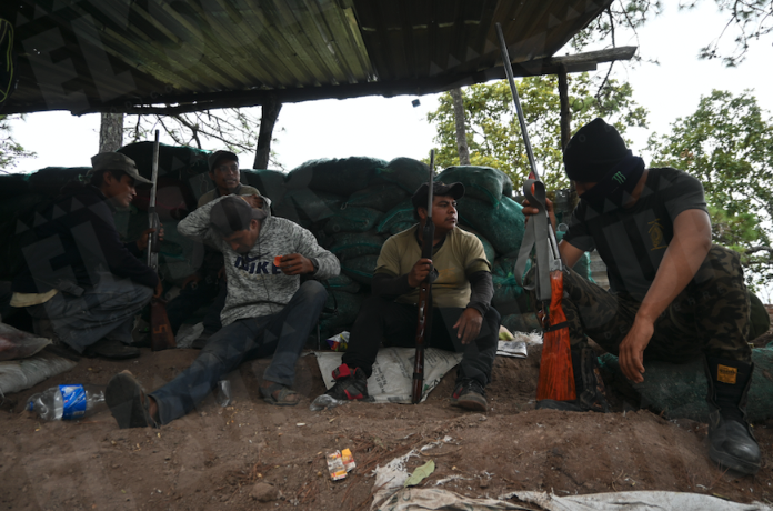 Pobladores de Tula municipio de Chilapa e integrantes de la CRAC-PF llevan desde el viernes en enfrentamiento con presuntos integrantes de Los Ardillos, piden que intervengan las autoridades. Foto: Lenin Ocampo Torres