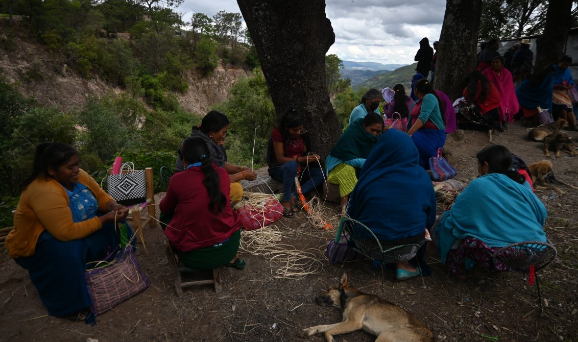 21062022 Alcozacan, Guerrero/ Mujeres indígenas nahuas de la comunidad de Alcozacan municipio de Chilapa, tejen su palma durante una conferencia de prensa donde los integrantes del Cipog-EZ y de la CRAC-PF denunciaron ataques de grupos de la delincuencia en las comunidades de la montaña baja. Los pobladores exigieron a las autoridades que les brinden seguridad para que realicen sus tareas agrícolas en el campo. Foto: Lenin Ocampo Torres