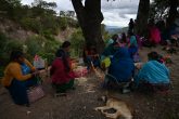 21062022 Alcozacan, Guerrero/ Mujeres indígenas nahuas de la comunidad de Alcozacan municipio de Chilapa, tejen su palma durante una conferencia de prensa donde los integrantes del Cipog-EZ y de la CRAC-PF denunciaron ataques de grupos de la delincuencia en las comunidades de la montaña baja. Los pobladores exigieron a las autoridades que les brinden seguridad para que realicen sus tareas agrícolas en el campo. Foto: Lenin Ocampo Torres