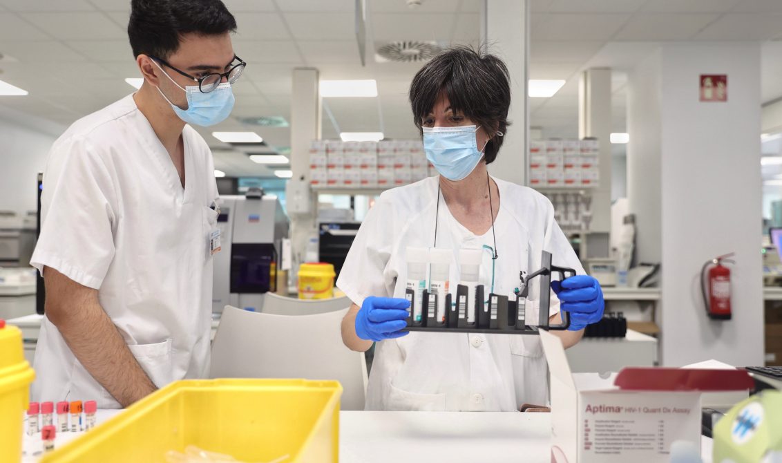 Varios técnicos de laboratorio trabaja con pruebas PCR para la viruela del mono en el Laboratorio de Microbiología del Hospital público Gregorio Marañón, en Madrid (España). Foto: Dpa