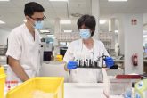 Varios técnicos de laboratorio trabaja con pruebas PCR para la viruela del mono en el Laboratorio de Microbiología del Hospital público Gregorio Marañón, en Madrid (España). Foto: Dpa