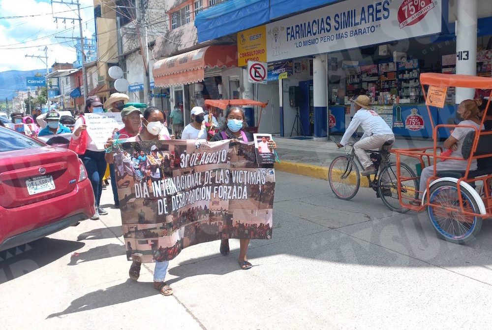 Marchan en Chilapa familiares de desaparecidos y colocan fotografías en el  kiosco central - El Sur Acapulco suracapulco I Noticias Acapulco Guerrero