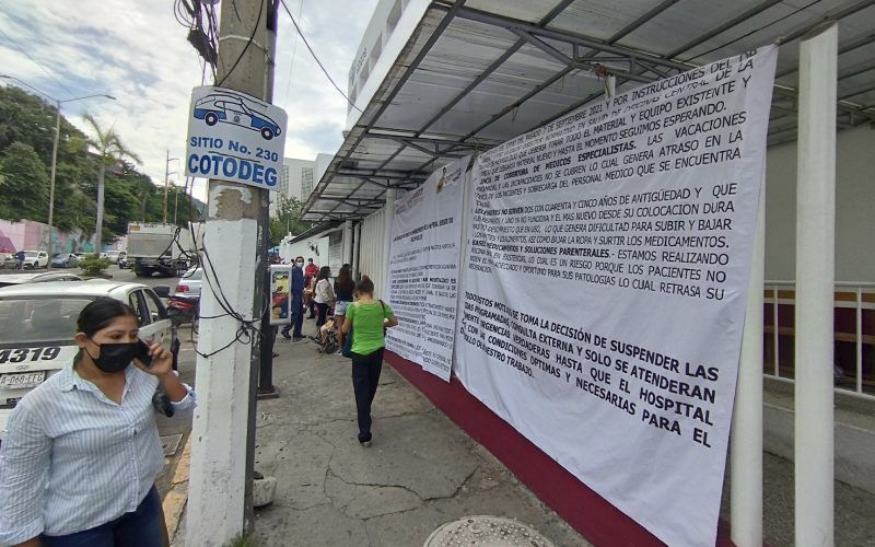 Lonas colocadas afuera del Hospital General del ISSSTE de Acapulco, en las que se informa a los Derechohabientes de las carencias que tiene   Foto Carlos Alberto Carbajal