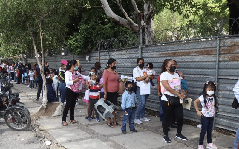 Padres de familia hacen fila con sus hijos en las inmediaciones de la clínica del hospital del ISSSTE en Chilpancingo, donde se aplica la segunda dosis de la vacuna contra el Covid-19 para ninõs  Foto: Jesuś Eduardo Guerrero