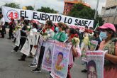 CIUDAD DE MÉXICO, 26SEPTIEMBRE2022.- Padres de los 43 normalistas desaparecidos de Ayotzinapa marcharon desde el Ángel de la Independencia hasta el Zócalo de la capital para conmemorar el octavo aniversario de la desaparición forzada de sus hijos a manos del ejército y el crimen organizado, los padres estuvieron acompañados por diferentes organizaciones civiles. FOTO: DANIEL AUGUSTO /CUARTOSCURO.COM