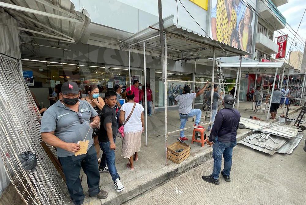 Retiran puestos de comerciantes afuera de la tienda Coppel del bulevar  Vicente Guerrero - El Sur Acapulco suracapulco I Noticias Acapulco Guerrero