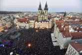 17 noviembre 2018, República Checa, Praga: Una multitud protesta "contra el odio y la mentira" y exige la renuncia del primer ministro Babis. La crisis gubernamental en República Checa eclipsó la conmemoración del 29 aniversario de la llamada Revolución de Terciopelo. Foto: Roman Vondrou·/CTK/dpa +++ dpa-fotografia +++