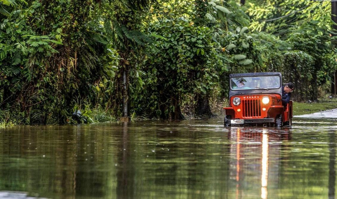 20 September 2022, Puerto Rico, Toa Alta: A man drives his jeep through a flooded road after Hurricane Fiona made landfall in Puerto Rico. Photo: Pedro Portal/El Nuevo Herald via ZUMA Press/dpa