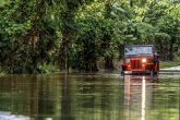 20 September 2022, Puerto Rico, Toa Alta: A man drives his jeep through a flooded road after Hurricane Fiona made landfall in Puerto Rico. Photo: Pedro Portal/El Nuevo Herald via ZUMA Press/dpa