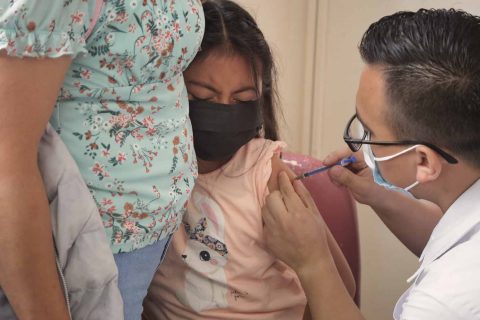 Una niña recibe la vacuna pediátrica de Pfizer en la Ciudad de México. Foto: Agencia Reforma