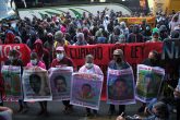 COUDAD DE MÉXICO, 22SEPTIEMBRE2022.- Padres de los 43 estudiantes de la Escuela Rural “Isidro Burgos” en Ayotzinapa, Guerrero, protestaron para exigir justicia a 8 años de su desaparición forzada afuera de las instalaciones de la Fiscalía General de la República. Durante el mitin 7 elementos de la policía fueron lesionados a causa de bombas molotov. FOTO: GRACIELA LÓPEZ /CUARTOSCURO.COM