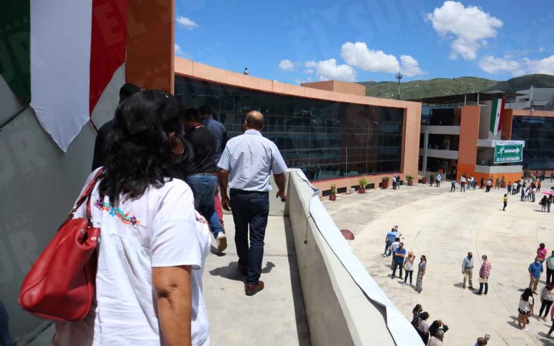 Trabajadores del Recinto del Ejecutivo desalojaron los edificios durante el sismo que se registró a la 1:25 de la tarde con epicentro en Tecomán, Colima. Fotos: Emiliano Tizapa