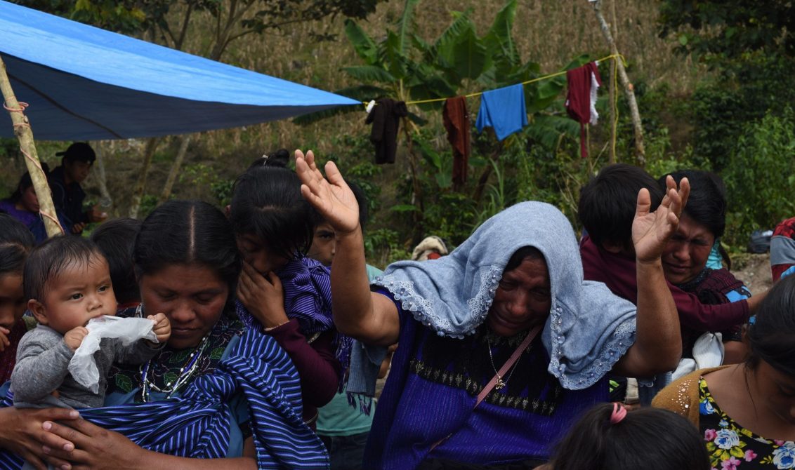 CHENALHÓ, CHIAPAS, 12OCTUBRE2022.- El campamento de personas desplazadas de comunidades de Santa Martha, Chenalhó ha ido en aumento al día de hoy 52 familias se encuentran desplazadas en total 212 personas se encuentran en un banco de arena entre Yabteclum y Pantelhó. Las personas piden que el gobierno actúe rápidamente y desarme a los grupos que mantienen sitiadas las cinco comunidades de las que son originarios, se habla de que el conflicto se inició por un desacuerdo en la repartición después de los acuerdos que firmaron junto con autoridades municipales, estatales y federales sobre las tierras en conflicto con el municipio de Chalchihuitan FOTO: ISABEL MATEOS/CUARTOSCURO.COM
