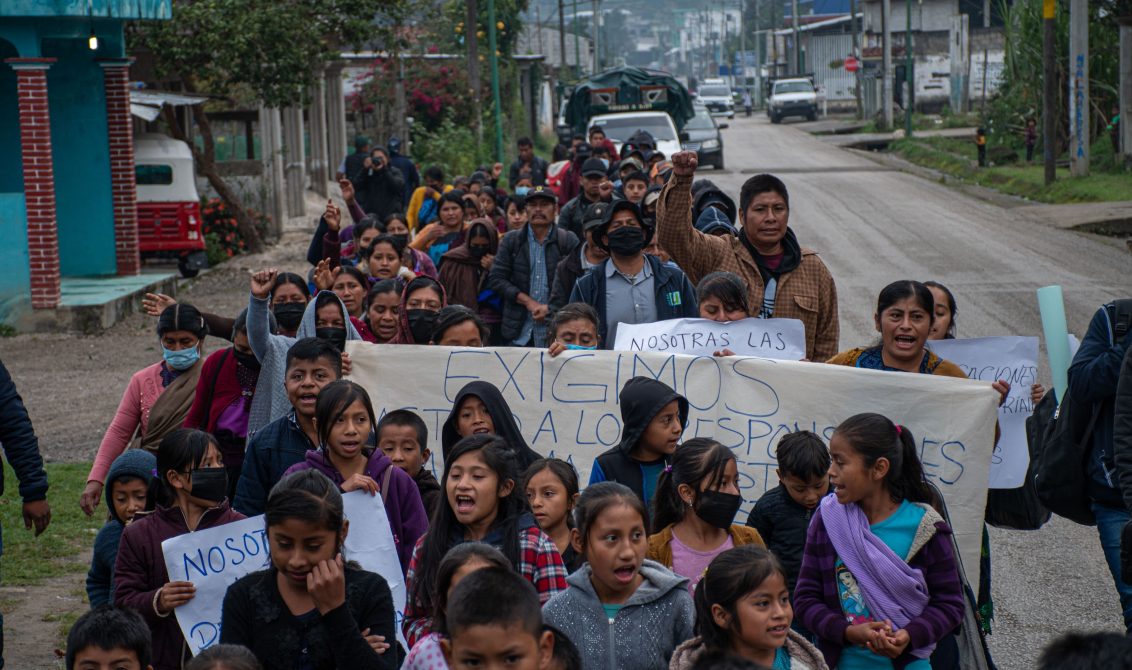 SAN CRISTÓBAL DE LAS CASAS, CHIAPAS, 26OCTUBRE2022.- Las 52 familias que se vieron forzadas a abandonar sus hogares en Santa Martha, Chenalhó, marcharon esta mañana desde el campamento provisional cercano a la comunidad de Polhó para dirigirse a la Plaza de la Paz en el municipio de San Cristóbal, donde se manifestaron en contra de la violencia y exigen al gobierno les ayude a regresar a sus casas y desarmar a los grupos civiles armados que permanecen en la región. FOTO: ISABEL MATEOS/CUARTOSCURO.COM