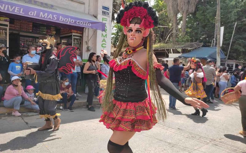 Recorrido del Pendón del Señor de San Lucas en Tixtla, donde participan danzas de la zona centro de Guerrero. Foto: Jessica Torres
