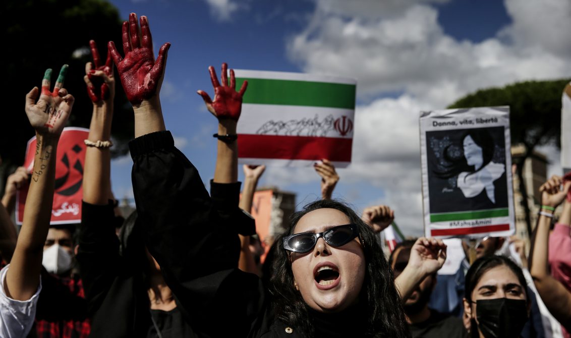 Mujeres protestan en Roma contra la muerte de Amini y la ola de represión a protestas en Irán.