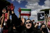 Mujeres protestan en Roma contra la muerte de Amini y la ola de represión a protestas en Irán.