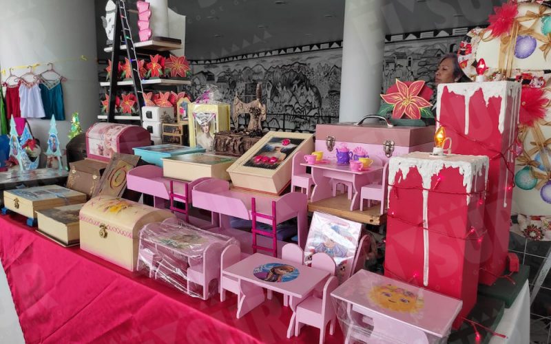 Artesanos venden sus productos en una exhibición que permanecerá hasta el 3 de diciembre en el Auditorio Sentimientos de la Nación de Chilpancingo. Foto: Jessica Torres Barrera