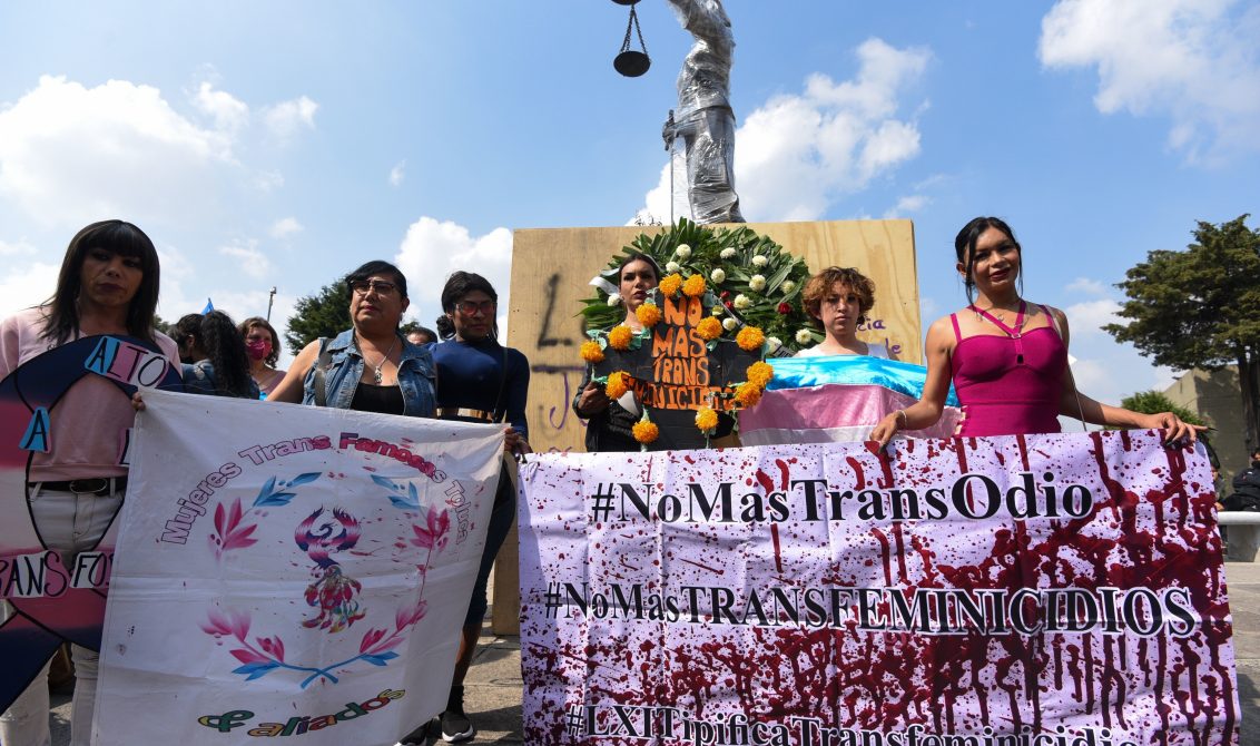 TOLUCA, ESTADO DE MÉXICO, 18NOVIEMBRE2022.- Mujeres Trans de Toluca encabezadas por Tanya Vázquez acudieron a la Fiscalía General de Justicia del Estado de México a entregar un posicionamiento a la fiscal Dilcya García Espinoza de los Monteros por el asesinato a de una de sus compañeras el pasado fin de semana en Toluca, al no existir la figura de transfeminicidio no se tiene un correcto proceso en la investigación, son violentadas y no existe capacitación por parte de los cuerpos policiacos sobre la violencia transfeminicida. En el marco del Día Internacional de la Memoria Trans que se conmemora el 20 de noviembre instalaron una corona en la FGJEM cansadas de tanta violencia y de vivir rezagadas sin que sean reconocidas. FOTO: CRISANTA ESPINOSA AGUILAR /CUARTOSCURO.COM