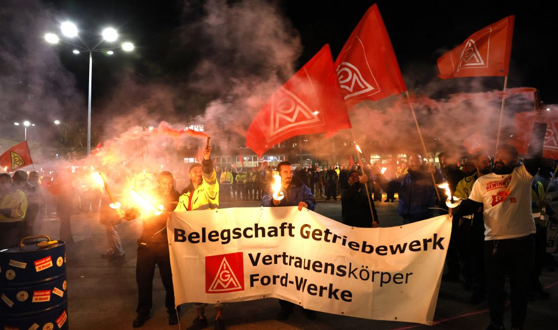 03 November 2022, North Rhine-Westphalia, Cologne: Ford workers gather for an all-night rally by the IG-Metall union at the Ford plant site in Cologne. Photo: Thomas Banneyer/dpa