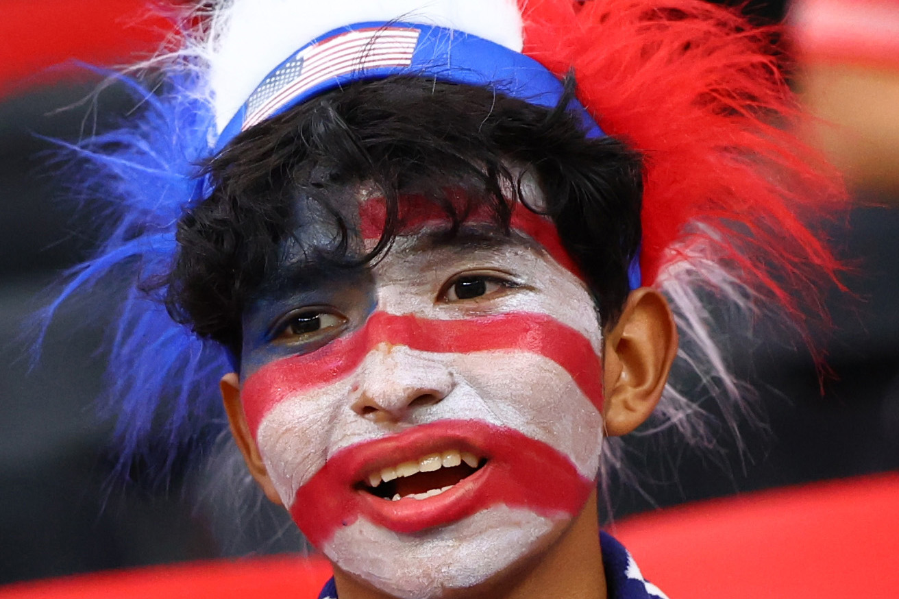 21 November 2022, Qatar, Al Rayyan: A USA fan cheers in the stands before the start of the FIFA World Cup Qatar 2022 Group B soccer match between USA and Wales at Al Rayyan Stadium. Photo: Tom Weller/dpa