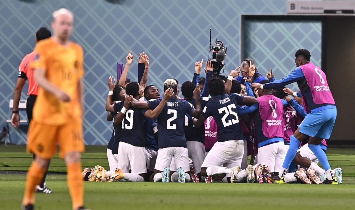 25 November 2022, Qatar, Doha: Ecuador players celebrate scoring their side's first goal during the FIFA World Cup Qatar 2022 Group A soccer match between Netherlands and Ecuador at Khalifa International Stadium. Photo: Fabio Ferrari/LaPresse via ZUMA Press/dpa