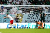 26 November 2022, Qatar, Al Rayyan: Poland's Robert Lewandowski celebrates scoring his side's second goal during the FIFA World Cup Qatar 2022 Group C soccer match between Poland and Saudi Arabia at the Education City Stadium in Doha. Photo: Adam Davy/PA Wire/dpa