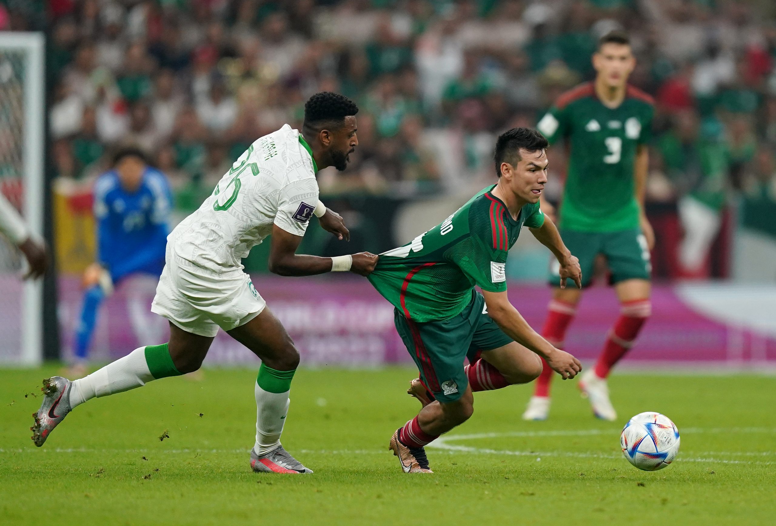 30 November 2022, Qatar, Lusail: Saudi Arabia's Riyadh Sharahili (L) and Mexico's Hirving Lozano battle for the ball during the FIFA World Cup Qatar 2022 Group C soccer match between Saudi Arabia and Mexico at the Lusail Stadium. Photo: Mike Egerton/PA Wire/dpa