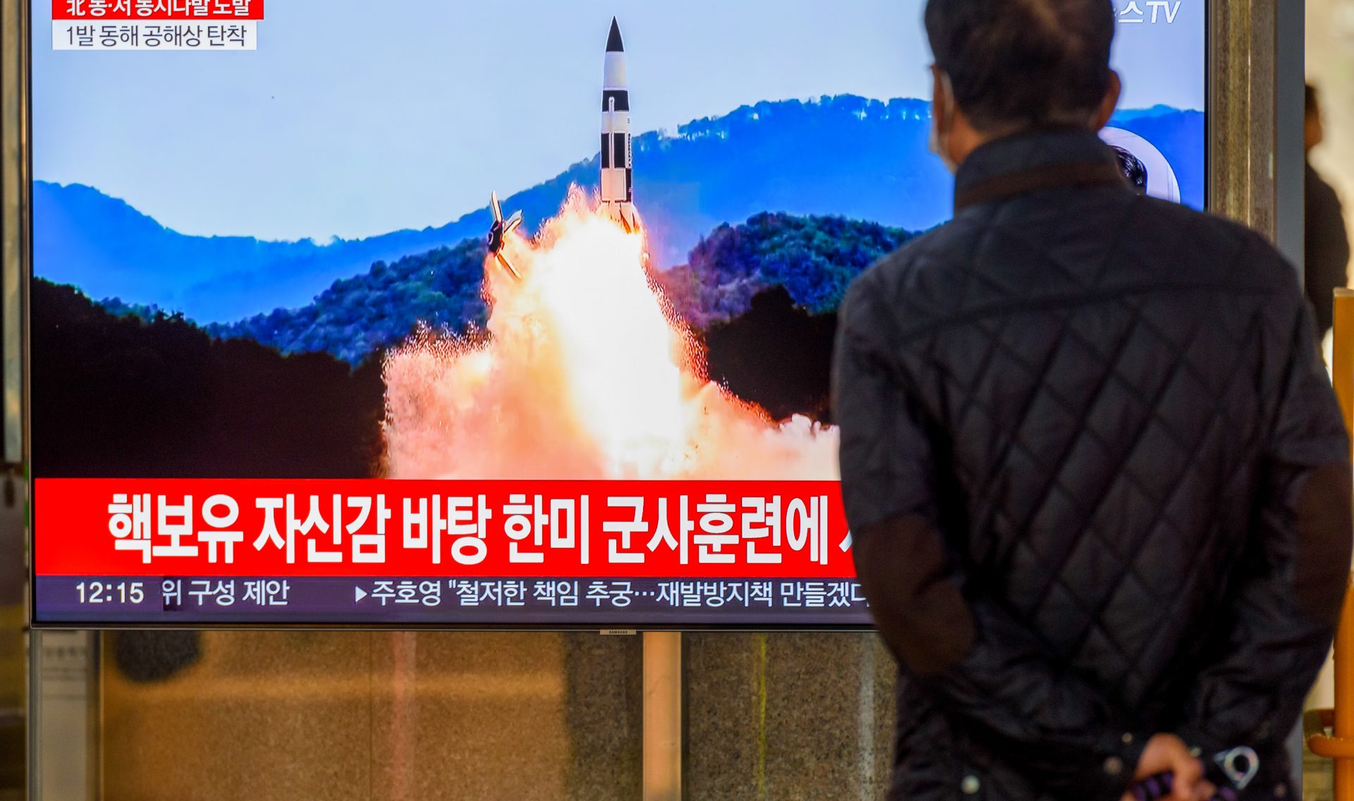 02 November 2022, South Korea, Seoul: A man watches a television screen showing a news broadcast with file footage of a North Korean missile launch, at a railway station in Seoul. North Korea fired about 10 missiles, including three short-range ballistic missiles (SRBMs) launched into the East Sea. Photo: Kim Jae-Hwan/SOPA Images via ZUMA Press Wire/dpa