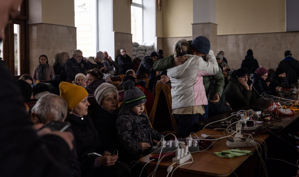 21 November 2022, Ukraine, Kherson: Residents wait for the evening evacuation train and charge their phones at the train station in Kherson after its re-opening two days prior. Kherson was officially liberated after over eight months of Russian occupation. Photo: Svet Jacqueline/ZUMA Press Wire/dpa