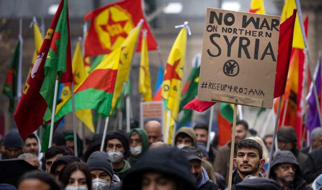 20 November 2022, Hessen, Frankfurt: Demonstrators carry a sign with the inscription "No war on northern Syria" ("No war in northern Syria"). Several hundred of people demonstrated in Frankfurt in response to air strikes by the Turkish military against Kurdish areas in Syria and Iraq. Photo: Hannes P. Albert/dpa
