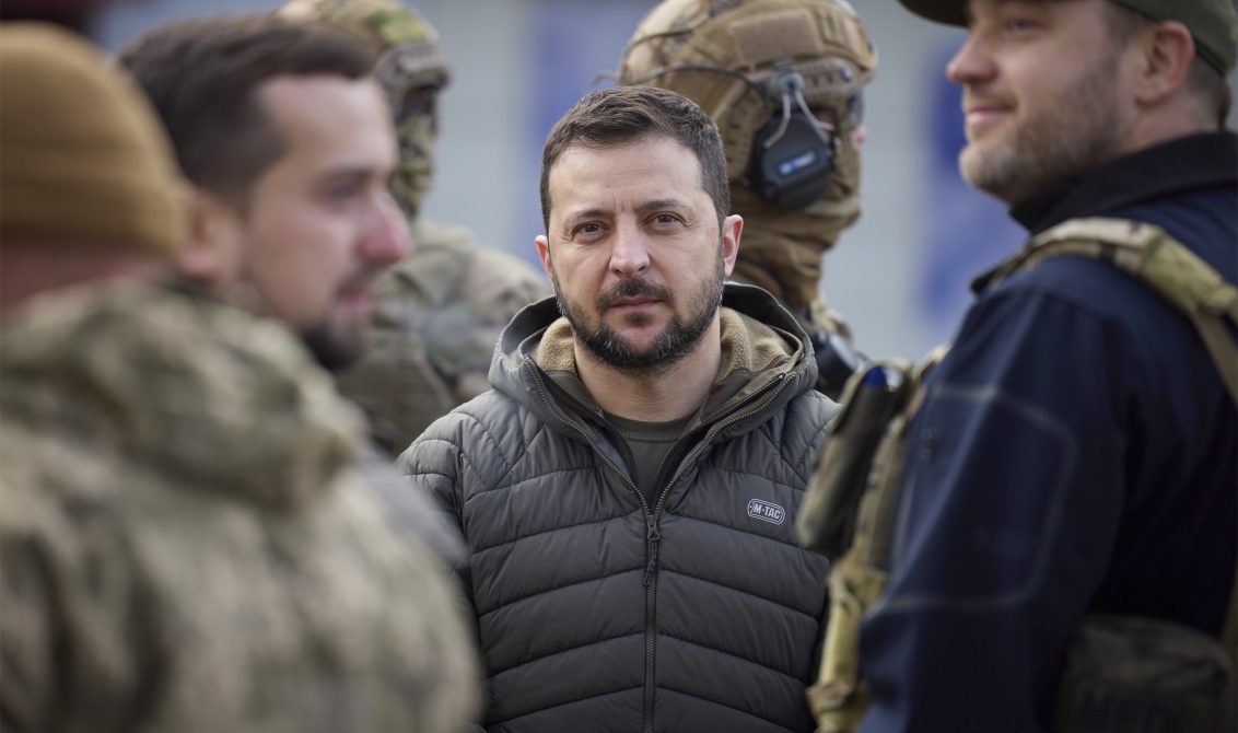 14 November 2022, Ukraine, Kherson: Ukrainian President Volodymyr Zelensky surrounded by security, takes a walk around the city to view the destruction and greet residents during a surprise visit to the liberated regional capital. Photo: -/Planet Pix via ZUMA Press Wire/dpa