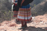 Indígenas nahuas de Chilapa suben al Cerro del Maíz a “rascar su fortuna”, que consiste en que si encuentran semillas o pelos de algún animal es la fortuna que tendrán. Foto: Carmen González
