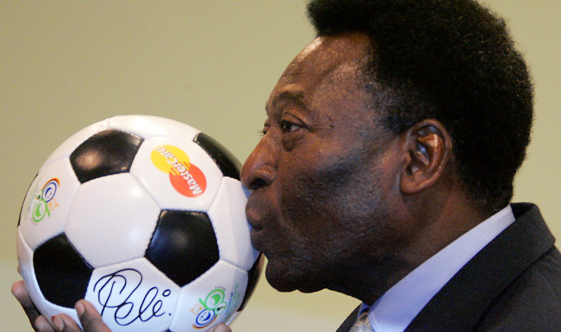FILED - 08 December 2005, Saxony, Leipzig: Brazilian soccer legend Pele kisses a soccer ball at a press conference during the German premiere of the autobiographical film "Pele forever." Brazilian soccer legend Pele has died at the age of 82. Photo: Michael Hanschke/dpa