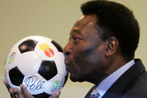 FILED - 08 December 2005, Saxony, Leipzig: Brazilian soccer legend Pele kisses a soccer ball at a press conference during the German premiere of the autobiographical film "Pele forever." Brazilian soccer legend Pele has died at the age of 82. Photo: Michael Hanschke/dpa