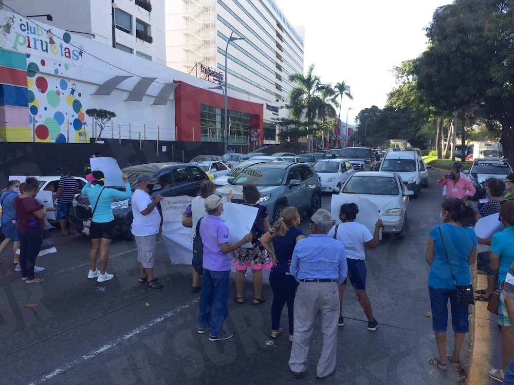 También bloquean en La Diana jubilados que exigen su pensión y aguinaldo -  El Sur Acapulco suracapulco I Noticias Acapulco Guerrero