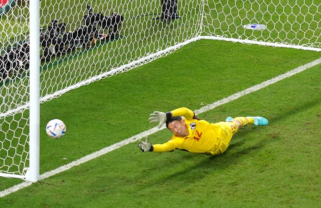 05 December 2022, Qatar, Al-Wakra: Japan goalkeeper Shuichi Gonda looks on as Croatia's Marko Livaja hits the post during the penalty shoot out of the FIFA World Cup Qatar 2022 Round of 16 soccer match between Japan and Croatia at Al Janoub Stadium. Photo: Adam Davy/PA Wire/dpa