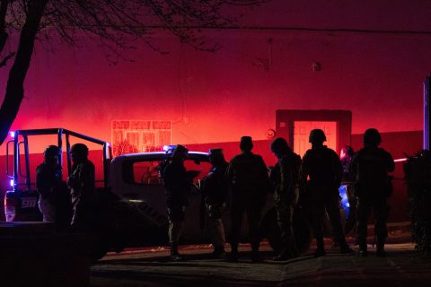 Soldados resguardan la zona en donde tres hombres y una mujer fueron asesinados dentro de una casa en la calle 1era del Seminario, a un costado del Museo de Arte Abstracto Manuel Felguérez, en pleno Centro Histórico de Zacatecas. Foto: Cuartoscuro