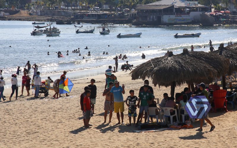 Adultos, adolescentes y niños de colonias populares de Acapulco se reunieron este domingo para volar culebrinas en playa Suave. Foto: Carlos Carbajal
