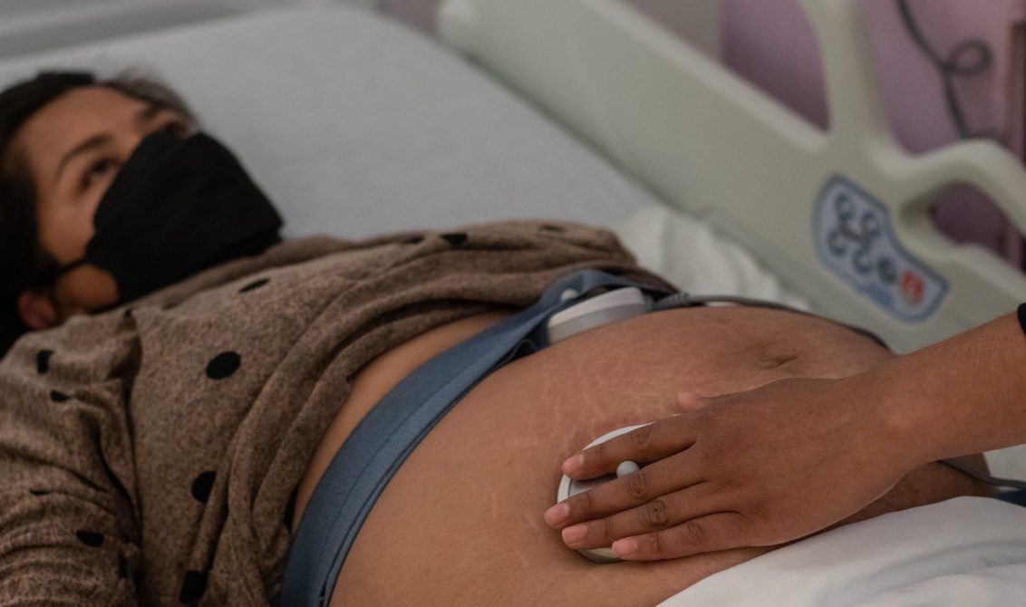 Una mujer encinta es auscultada en el Hospital General de Tulancingo, Hidalgo. Foto: Cuartoscuro