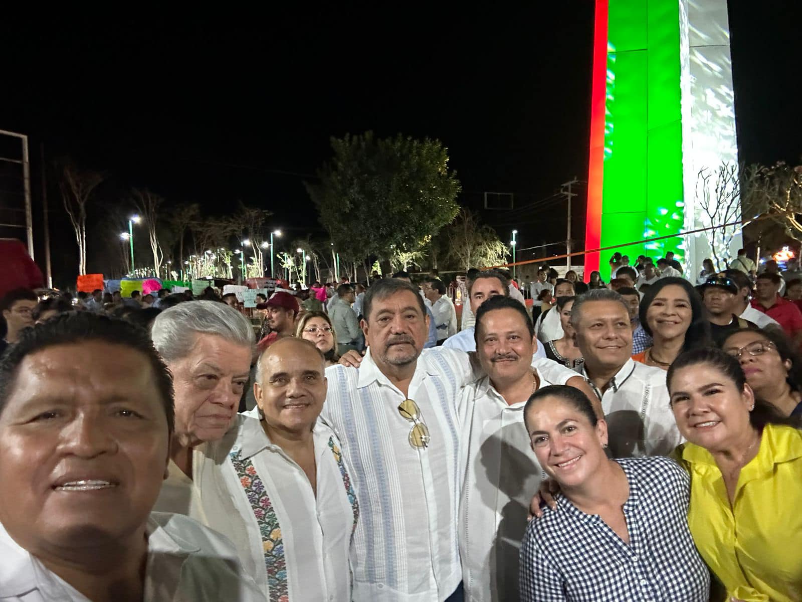 El ex diputado local Héctor Vicario, el senador Manuel Añorve Baños, el ex gobernador Rubén Figueroa, los  alcaldes de Iguala David Gama y de Taxco, Mario Figueroa, la gobernadora Evelyn Salgado Pineda y su padre, el senador morenista Félix Salgado Macedonio, ayer. Foto: Facebook de Manuel Añorve